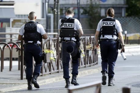 Tấn công bằng dao tại ga xe lửa ở Pháp