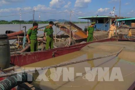 Bắt giữ 16 phương tiện khai thác cát trái phép trên sông Đà