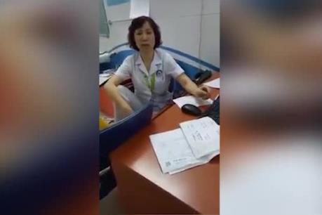 BV Mắt Trung ương đề nghị hạ thi đua bác sĩ gác chân lên ghế