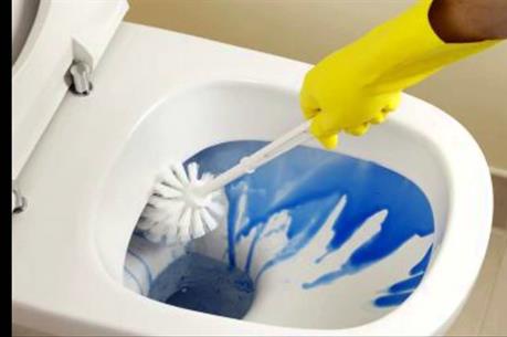 Bị bỏng nặng do nước tẩy rửa nhà vệ sinh