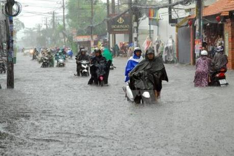 Thành phố Hồ Chí Minh: Mưa lớn kéo dài, giao thông trên nhiều tuyến đường bị ùn ứ