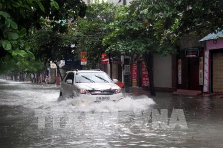 Nhiều tuyến đường ở thành phố Nam Định ngập sâu
