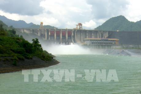 14h chiều nay Nhà máy Thủy điện Tuyên Quang mở một cửa xả đáy