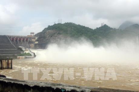 Thủy điện Hòa Bình duy trì hai cửa xả đáy