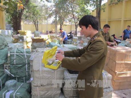 Quảng Ninh bắt giữ hơn 24 nghìn lọ nước uống vị trái cây nhập lậu