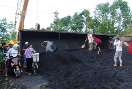 Xe chở than bị lật trên quốc lộ 18 đoạn qua Quảng Ninh