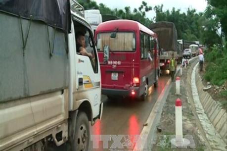 Phân luồng giao thông trên Quốc lộ 6 do mưa lũ