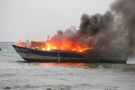 Sóc Trăng: Tàu cá của ngư dân bất ngờ phát hỏa