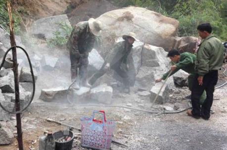 Đã khắc phục xong 2 điểm sạt lở nguy hiểm trên Quốc lộ 27