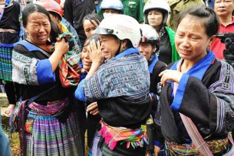 Những bức ảnh quăng mình trong mưa lũ của phóng viên Đinh Hữu Dư