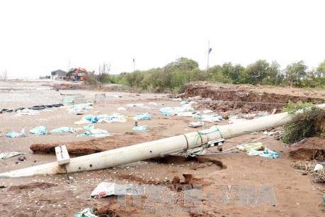 Một khu sửa chữa tàu thuyền bị triều cường, sóng lớn “xóa sổ”