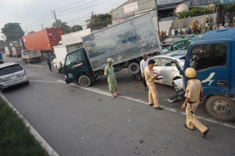 Xảy ra vụ tai nạn giao thông liên hoàn 4 xe ô tô khiến Quốc lộ 18 bị ùn tắc