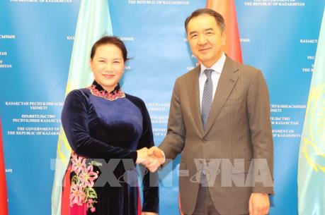 Chủ tịch Quốc hội Nguyễn Thị Kim Ngân chào xã giao Thủ tướng Cộng hòa Kazakhstan