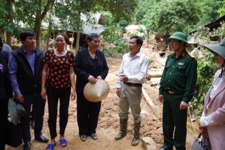 Phó Chủ tịch Quốc hội thăm hỏi đồng bào bị thiệt hại do lũ tại Hòa Bình