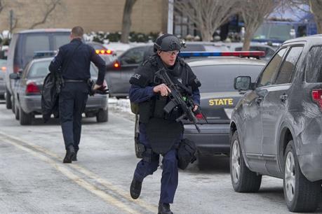 Lao xe vào đám đông ở Ukraine, xả súng tại Mỹ