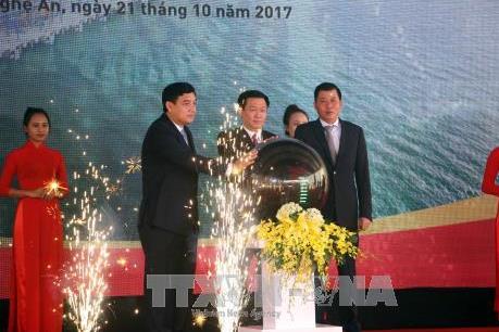 Phó Thủ tướng Vương Đình Huệ nhấn nút vận hành cầu cảng biển Vissai Nghệ An