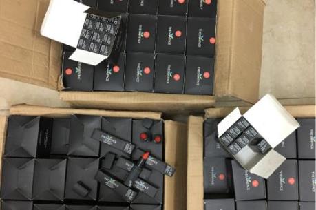 Bắt giữ vụ vận chuyển trái phép hơn 2.000 sản phẩm mỹ phẩm