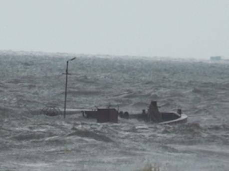 Quảng Ninh: Chìm tàu chờ than do va chạm liên hoàn