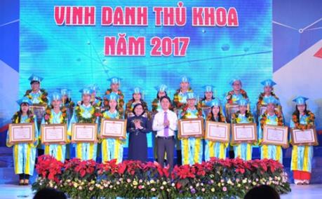 Thành phố Hồ Chí Minh: Tạo điều kiện tốt nhất cho các thủ khoa phát huy tài năng