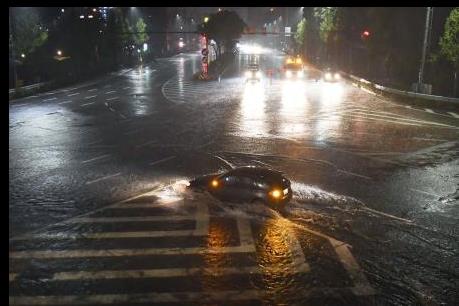 Bão Lan đi vào đất liền Nhật Bản, 2 người thiệt mạng