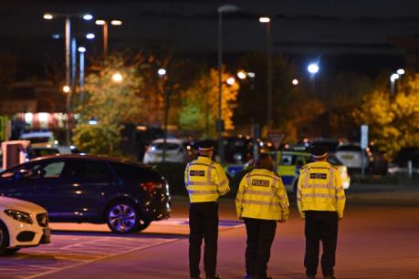 Cảnh sát Anh giải cứu an toàn 2 con tin bị bắt giữ tại khu vui chơi bowling