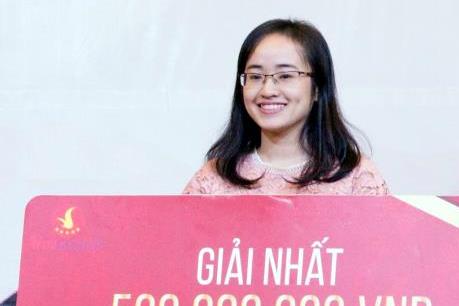 Vingroup trao thưởng cho người đạt giải trong chương trình “Chọn xế yêu cùng VINFAST”