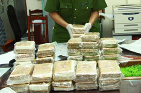 Bắt giữ đối tượng vận chuyển trái phép 20 bánh heroin