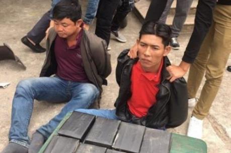 Bắt giữ 2 đối tượng vận chuyển trái phép 15 bánh heroin