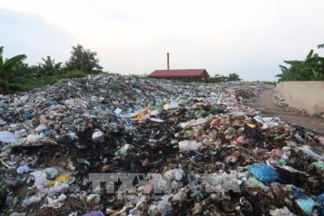 Hải Dương: Rác thải chất cao như núi trong khi lò xử lý bỏ không
