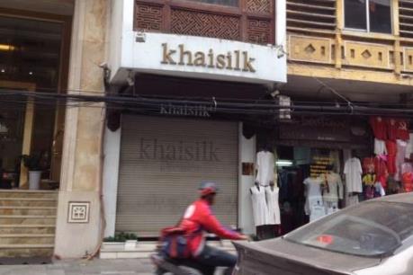 Cửa hàng Khaisilk đóng cửa im lìm giữa "tâm bão"
