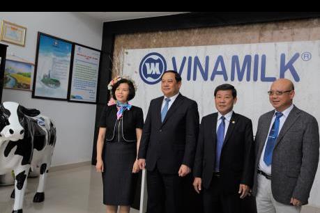 Lào ủng hộ dự án đầu tư trang trại bò sữa của Vinamilk