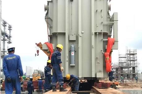 Lắp đặt máy biến áp chính tổ máy số 2 Dự án Nhiệt điện Sông Hậu 1