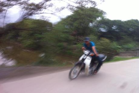 Xử lý nghiêm minh những đối tượng không đội mũ bảo hiểm, đi xe lạng lách