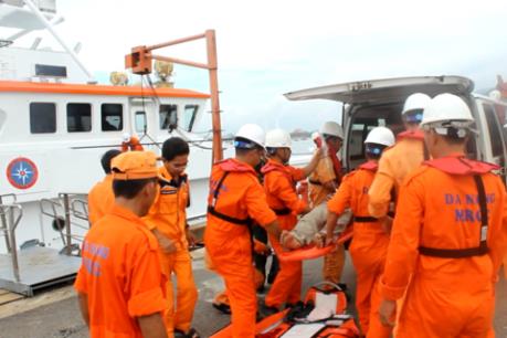 Cứu thuyền viên bị tai nạn nguy kịch khi đang làm việc trên biển