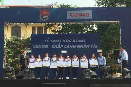 Canon trao học bổng Chắp cánh nhân tài năm học 2017-2018