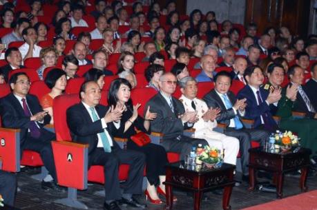 Thủ tướng Nguyễn Xuân Phúc dự giao lưu nghệ thuật kỷ niệm 100 năm Cách mạng Tháng Mười Nga