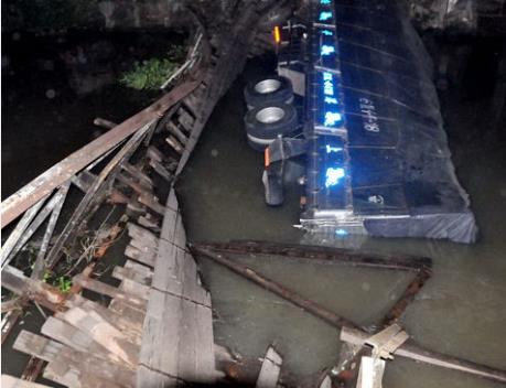 Va chạm trên cầu, ô tô tải rơi xuống sông