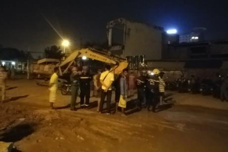 Sập ô văng siêu thị, 3 người bị thương nặng