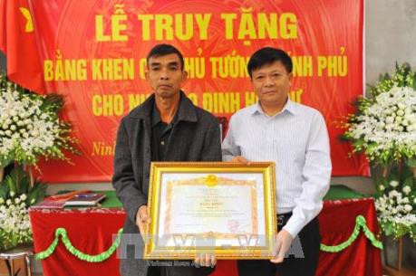 Truy tặng Bằng khen của Thủ tướng Chính phủ cho nhà báo Đinh Hữu Dư