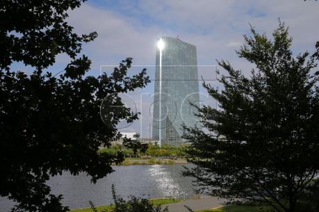 ECB: Các ngân hàng Eurozone có thể "sống chung" với tỷ lệ lãi suất siêu thấp