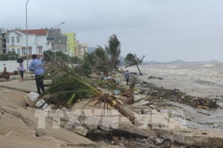 Bão số 12 vào đất liền gây mưa to, gió lớn