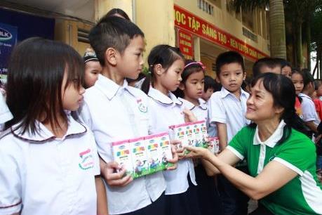 Vinamilk chia sẻ khó khăn với các hộ nghèo bị ảnh hưởng do lũ tại Hà Nội