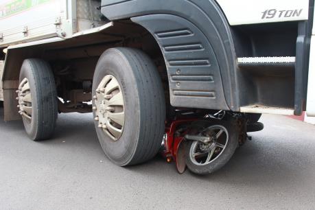 Xe bồn chở bê tông gây tai nạn chết người