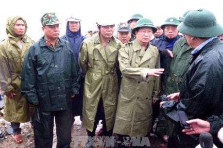 Phó Thủ tướng Trịnh Đình Dũng chỉ đạo công tác phòng chống bão số 12 tại Phú Yên