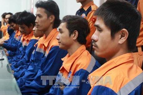 Ứng phó với bão số 12: Cứu hộ an toàn 13 ngư dân gặp nạn trên đường tránh trú bão