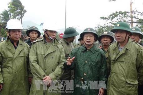 Phó Thủ tướng Trịnh Đình Dũng chỉ đạo khắc phục hậu quả bão số 12 tại tỉnh Phú Yên