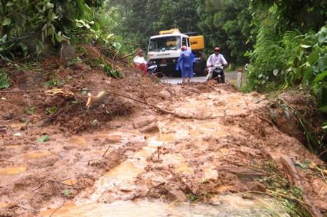 Quốc lộ 40 B sạt lở nặng, giao thông ách tắc