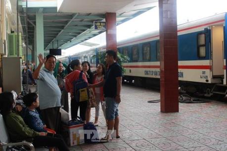Đường sắt chuyển tải hành khách bị mắc kẹt do bão số 12