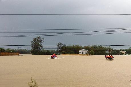 Giải cứu 131 công nhân bị mắc kẹt khi nước sông vượt báo động 3