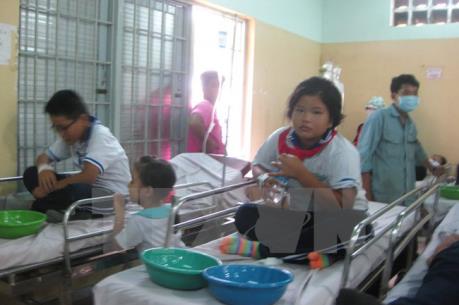 Kon Tum: Sau khi ăn bánh mỳ, 51 em học sinh có biểu hiện ngộ độc